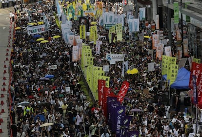 Milhares de pessoas saem em passeata em favor da democracia em Hong Kong.