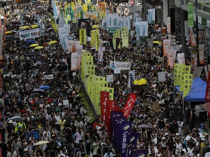 Miles de personas marchan a favor de la demoacracia en Hong Kong.