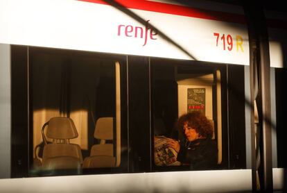 Una mujer lee el periódico en un vagón en la estación de Atocha, en el décimo aniversario de los atentados del 11-M.