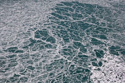 Hielo formado en la superficie del lago Míchigan en Chicago, Illinois.