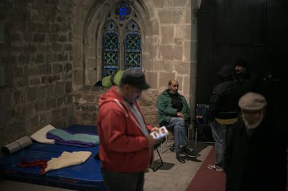 Algunos de los participantes del encierro en la sala capitular de la iglesia.