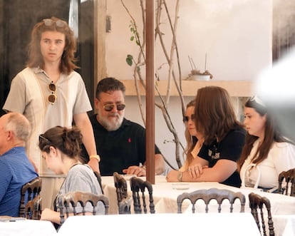 Russell Crowe y su familia en un almuerzo en Roma, el pasado 15 de julio. 