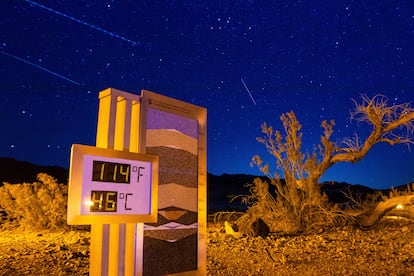 El termómetro en el centro de visitantes de Furnace Creek en el parque nacional Death Valley, este domingo por la noche.