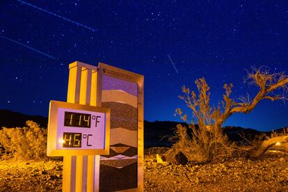 El termómetro en el centro de visitantes de Furnace Creek en el parque nacional Death Valley, este domingo por la noche.