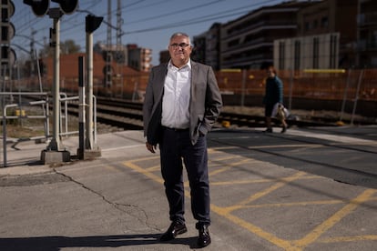 Bartolomé Egea, alcalde de Montcada i Reixac, fotografiado junto a uno de los pasos a nivel de las vias de Rodalies.