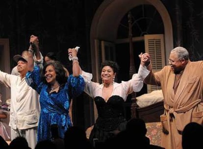 Terrence Howard, Phylicia Rashad, Debbie Allen y James Earl Jones, después de una representación de <i>La gata sobre el tejado de zinc caliente.</i>