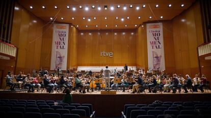 The RTVE orchestra, conducted by Borja Arias, during the rehearsal of a work composed by AI last November.