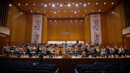 La Orquesta de RTVE, dirigida por Borja Arias, durante el ensayo de una obra compuesta por IA el pasado noviembre.