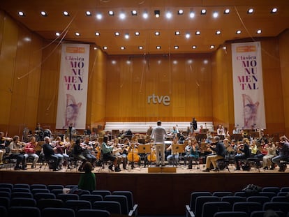 The RTVE orchestra, conducted by Borja Arias, during the rehearsal of a work composed by AI last November.