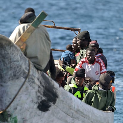 FOTODELD?A  EL PINAR (EL HIERRO), 25/12/2024.- Los 75 inmigrantes rescatados este mircoles por la embarcacin de Salvamento Martimo 'Salvamar Adhara', y trasladados al puerto de La Restinga, a su llegada a El Pinar (EL Hierro) Tres cayucos con 184 inmigrantes a bordo han llegado este mircoles a Canarias, uno durante la madrugada a El Hierro con 80 inmigrantes subsaharianos a bordo, otro a Arguinegun con 64 migrantes, 60 hombres y cuatro mujeres, y un tercero a Tenerife, con 40 personas, entre ellas cuatro mujeres y tres menores, y adems se ha localizado a otros dos. EFE/ Gelmert Finol
