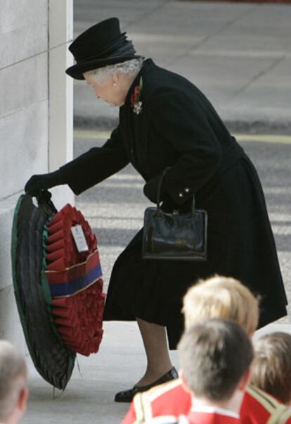 La reina preside la ceremonia anual en memoria de los militares muertos en combate.