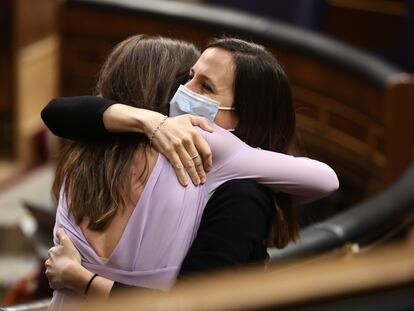 Las ministras de Igualdad, Irene Montero y de Derechos Sociales y Agenda 2030, Ione Belarra, este jueves en el pleno del Congreso.