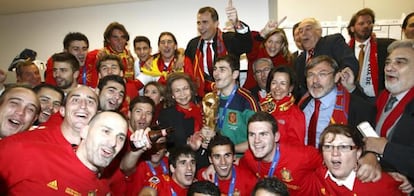 La reina doña Sofía y los Principes de Asturias posan con los jugadores de la selección española en el vestuario del equipo después del triunfo.