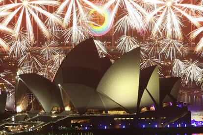 El espectáculo pirotécnico en los alrededores del edificio de la Ópera de Sidney, en Australia, es uno de los mas vistosos cada Nochevieja.