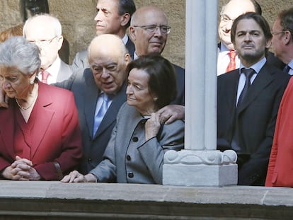 En el centro, el expresidente de la Generalitat, Jordi Pujol, junto a su esposa Marta Ferrusola (izquierda) y su hijo Oriol Pujol (a la derecha, mirando a cámara), tras una misa de Sant Jordi en 2013 en Barcelona.