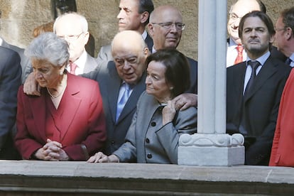 En el centro, el expresidente de la Generalitat, Jordi Pujol, junto a su esposa Marta Ferrusola (izquierda) y su hijo Oriol Pujol (a la derecha, mirando a cámara), tras una misa de Sant Jordi en 2013 en Barcelona.