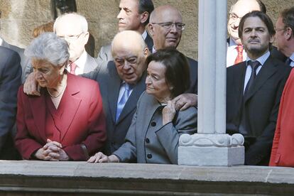 En el centro, el expresidente de la Generalitat, Jordi Pujol, junto a su esposa Marta Ferrusola (izquierda) y su hijo Oriol Pujol (a la derecha, mirando a cámara), tras una misa de Sant Jordi en 2013 en Barcelona.