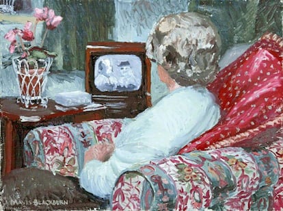 Mujer viendo la televisión, de Mavis Blackburn.