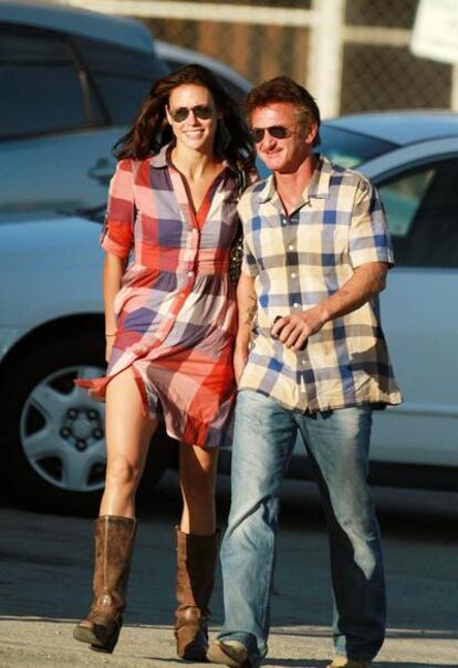 El actor Sean Penn y su nueva pareja, Shannon Costello.