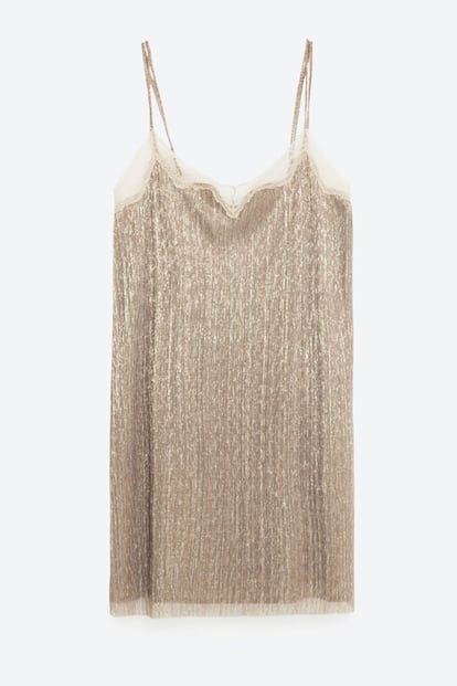 En Zara puedes encontrar este vestido lencero metalizado. Su precio: 29,95 euros.