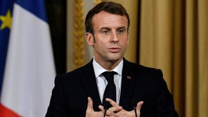 Francia aplica un confinamiento suave y cierra comercios y escuelas