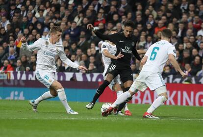 Neymar (centro) es presionado por los jugadores del Real Madrid.