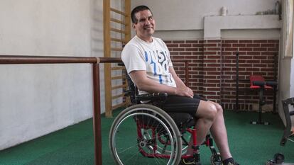 El exfutbolista Fernando Cáceres, en su domicilio de Buenos Aires.  