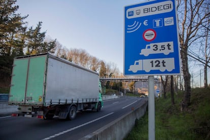 Un camión circula a la altura de un paso de cobro en la carretera N-I en Andoain (Gipuzkoa).