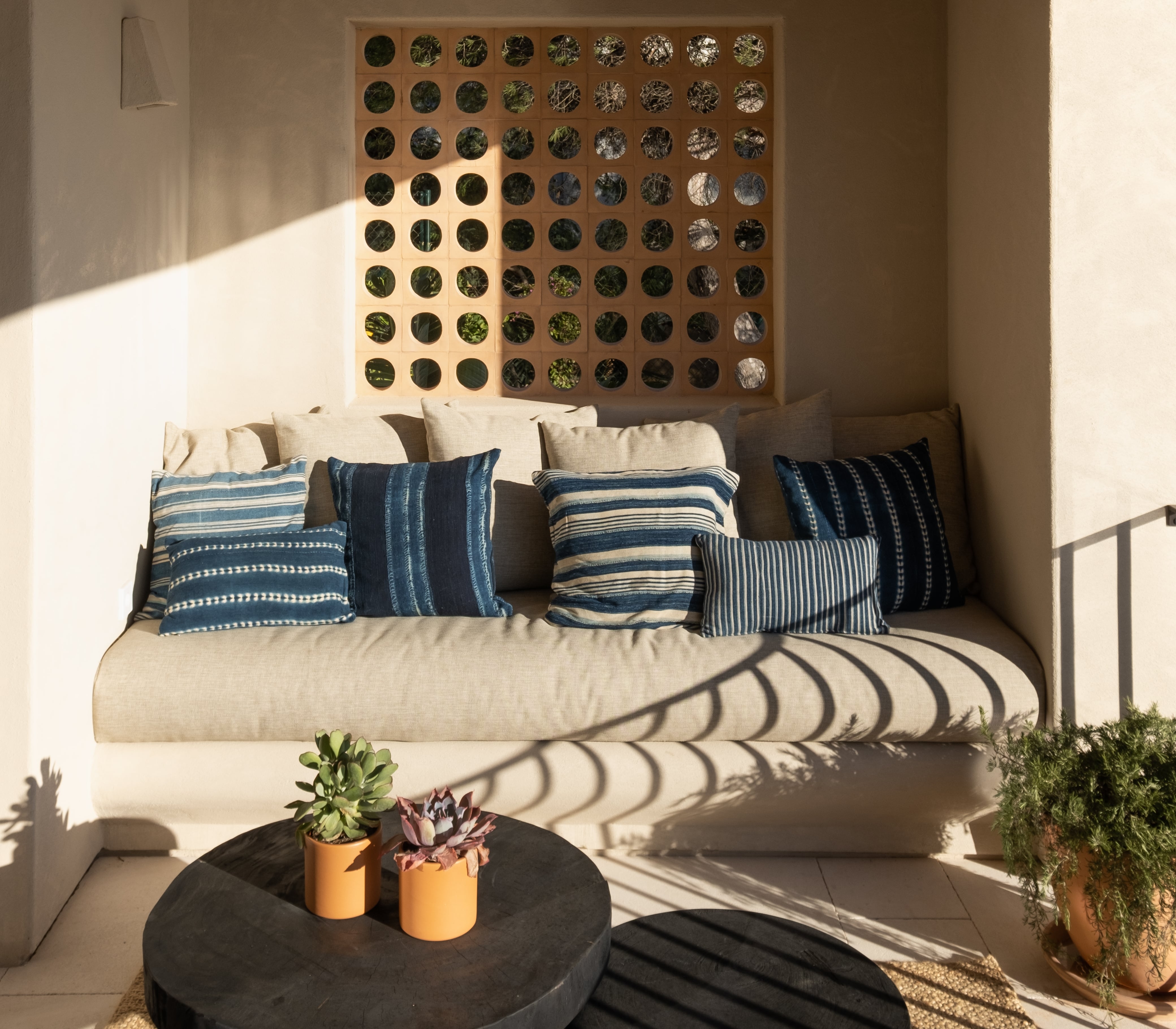 Por qué el estilo mediterráneo aporta calma y el nórdico orden: así impactan el interiorismo y la arquitectura en las emociones