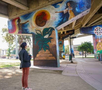 Barrio Logan en San Diego (EE UU). Su ubicación (a solo 25 kilómetros de la frontera con México) lo convierte en un vibrante e histórico centro de la cultura mexicano-americana. Su centro es el parque Chicano, que se extiende bajo la gran autopista que divide el barrio (en la imagen). En sus pilares se puede admirar la mayor concentración de murales chicanos del mundo, con más de 80 pinturas de categoría mundial que representan escenas de la Revolución Mexicana, feroces guerreros aztecas y retratos de héroes de gran tamaño como Frida, Diego y César. La zona vive de pequeñas empresas familiares que han servido platos de tacos durante décadas, como Las Cuatro Milpas. Además, se puede tomar café en Por Vida, comer tacos callejeros en Salud Tacos, visitar la galería Bread & Salt para ver su última exposición y acabar el día con unas cervezas artesanales mexicanas en Border X Brewing o Mujeres Brew House.