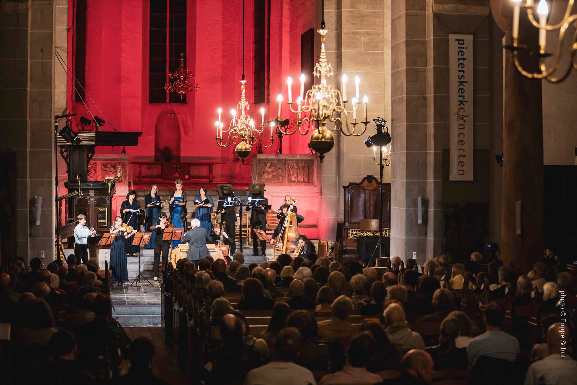 El grupo La Divina Armonia durante su concierto ofrecido el domingo por la noche en la Pieterskerk de Utrecht.