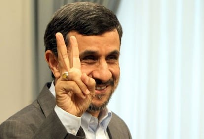El presidente iranÍ, Mahmud Ahmadineyad, en Teherán a la espera del ministro de Cooperación Internacional de Qatar.