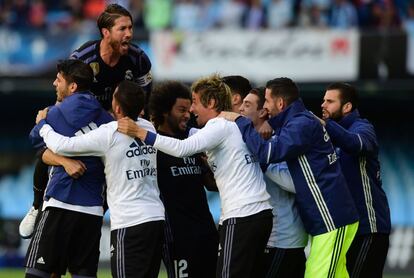 Cristiano Ronaldo celebra con sus compañeros su gol.