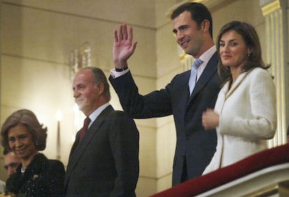 3 de noviembre de 2003. El príncipe Felipe, junto a su prometida, Letizia Ortiz, y a los reyes, Juan Carlos y Sofía, saluda desde un palco del Teatro Real. Fue la segunda aparición pública de la pareja con motivo del 65 cumpleaños de la reina.