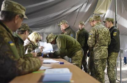 Militares ucranios votan en la localidad de Popasna, este domingo.