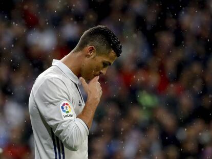 Cristiano Ronaldo, pensativo, durante el partido contra el Athletic.