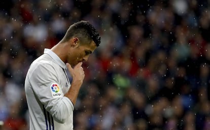 Cristiano Ronaldo, pensativo, durante el partido contra el Athletic.