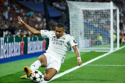 Kylian Mbappé intenta controlar el balón antes de que salga por la línea de fondo.