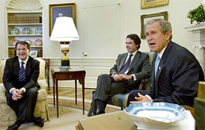 Imagen del encuentro entre el presidente Bush, José María Aznar y el presidente de la Comisión Europea, Romano Prodi.