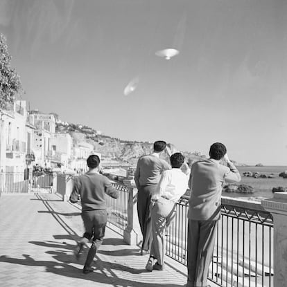 Cuatro hombres observan en Sicilia unos objetos extraños en el cielo en unas fotografías popularizadas en 1954.