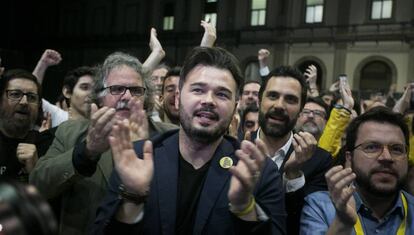 Joan Tardà, Gabriel Rufián, Roger Torrent y Pere Aragonès celebran los resultados.