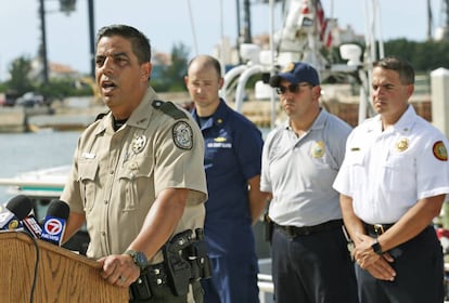 Lorenzo Veloz, portavoz de la Comisión de Pesca y Conservación de la Vida Salvaje en Florida, comparece para informar acerca del accidente en el que murió José Fernández, este domingo en Miami Beach. Las primeras indagaciones apuntan a que la lancha se estrelló contra las rocas situadas a la entrada del puerto de Miami.