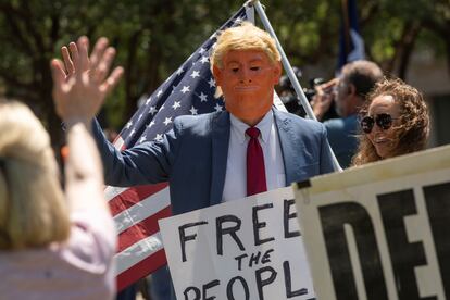 Un hombre con una máscara de Donald Trump se manifiesta contra el confinamiento en Texas, EEUU.