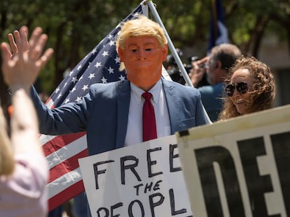 Un hombre con una máscara de Donald Trump se manifiesta contra el confinamiento en Texas, EEUU.