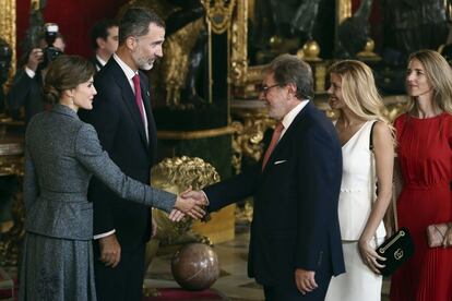 Los Reyes saludan al presidente de PRISA, Juan Luis Cebrián.