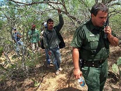 Policías de una Patrulla Fronteriza llevan detenidos a varios inmigrantes mexicanos cerca de Laredo (Tejas).