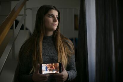 Lucía Guerrero es una estudiante que ha decidido confinarse en su casa de Colmenarejo para poder ver a sus abuelos por Navidad. Su familia (en la foto del móvil) también va a hacer cuarentena. 