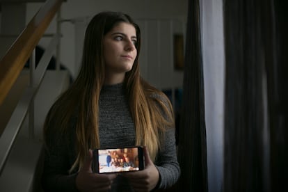 Lucía Guerrero es una estudiante que ha decidido confinarse en su casa de Colmenarejo para poder ver a sus abuelos por Navidad. Su familia (en la foto del móvil) también va a hacer cuarentena.