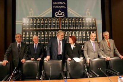 Juan José Millás, Víctor García de la Concha, José Manuel Lara, Rosa Regàs, Gonzalo Anes y José Manuel Sánchez Ron, de izquierda a derecha, en el acto de la Biblioteca Nacional sobre el centenario de la Espasa.