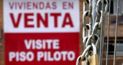 Un cartel anunciador de venta de pisos en Madrid
